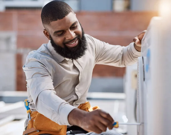 Bauingenieur Und Klimatechniker Installieren Mit Einem Schwarzen Mann Auf Einem — Stockfoto