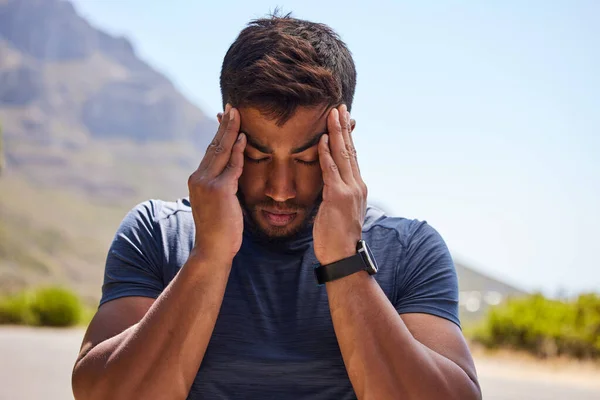 Stres Biegacz Lub Mężczyzna Bólem Głowy Drodze Treningu Ćwiczeniach Lub — Zdjęcie stockowe