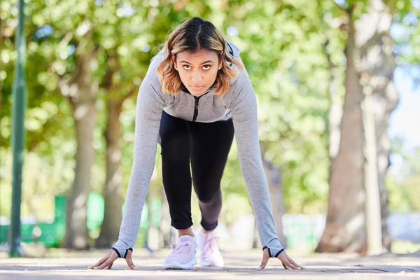 Corrida Exercício Uma Mulher Posição Início Livre Parque Com Compromisso — Fotografia de Stock