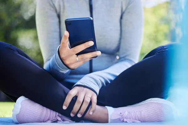 Yoga Telefono Mani Donna Nel Parco Applicazione Fitness Social Media — Foto Stock