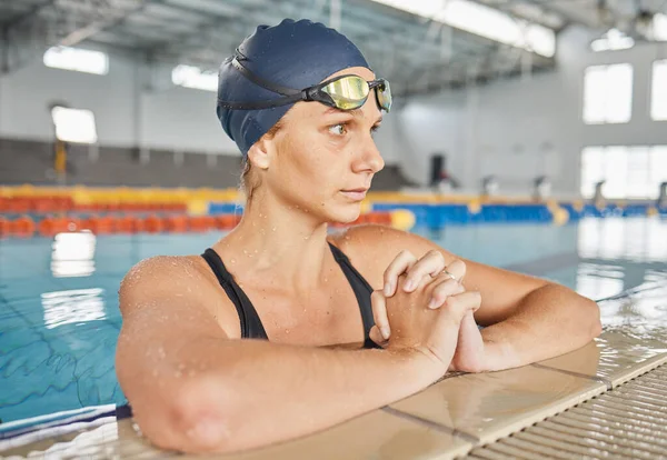 Vrouw Atleet Denken Bij Het Zwembad Voor Oefening Training Fitness — Stockfoto