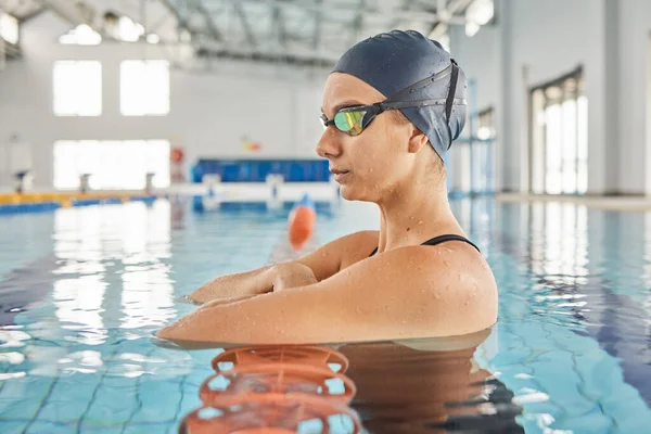 Denken Vrouw Zwembad Voor Fitness Oefening Wedstrijdtraining Met Visie Ideeën — Stockfoto