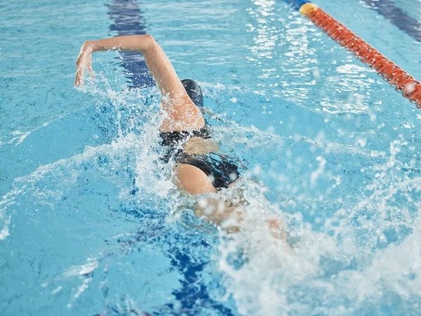 运动和游泳妇女在游泳池中接受训练 比赛或锻炼 职业游泳运动员 运动员或女子在水里进行有氧运动或比赛 — 图库照片