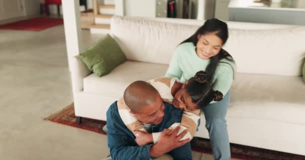 快乐的母亲 父亲和女孩在沙发上拥抱在一起 享受美好的时光 并在客厅里一起放松 爸爸和孩子在家里 在沙发上享受着拥抱 拥抱和爱 — 图库视频影像