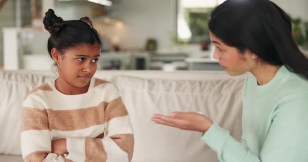 Reden Mutter Und Disziplin Verärgern Das Kind Wegen Schlechten Verhaltens — Stockvideo