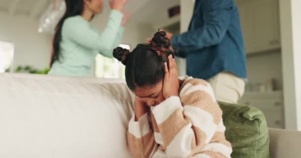 ソファーの女の子 離婚と戦い 家庭で 紛争で叫び 耳とストレスをカバーします 父親とのソファーと母親の子供 うつ病との問題や若者の不安 — ストック動画
