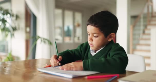 Αγόρι Γραφή Και Μάθηση Σκέψη Σπίτι Και Μολύβι Για Πρόβλημα — Αρχείο Βίντεο
