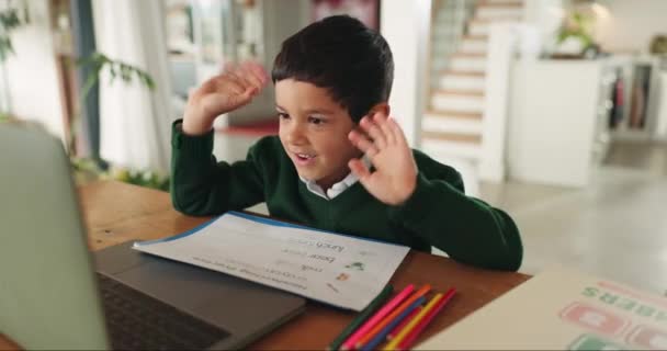ボーイ ラップトップの波 ビデオ通話 オンラインコース ドキュメントに興奮しています 家庭での学習 奨学金のための男性の子供 コンピュータ ウェビナー — ストック動画