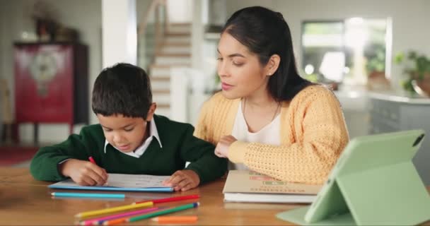 Szkoła Praca Mama Pomagające Dziecku Domu Salonie Lub Chłopcu Zadaniami — Wideo stockowe
