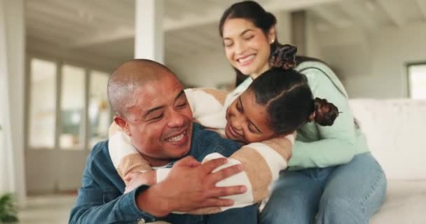 感情和孩子们拥抱她的父亲 同时在他们现代房子的客厅里放松一下 甜美的女孩和她的年轻父母一起在他们家的休息室里 — 图库视频影像