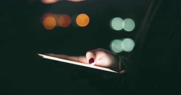 Γυναίκα Χέρια Και Τηλέφωνο Πληκτρολογώντας Νύχτα Για Επικοινωνία Μέσα Κοινωνικής — Αρχείο Βίντεο