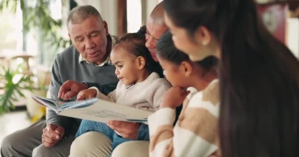 大家庭 读书和孩子在家里学习 学习和获得知识 讲故事 祖父母和有孩子的父母在教育 家庭教育 联系和教学方面 — 图库视频影像