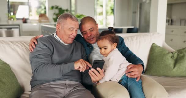 Abuelo Padre Chica Con Teléfono Celular Hogar Redes Sociales Con — Vídeos de Stock