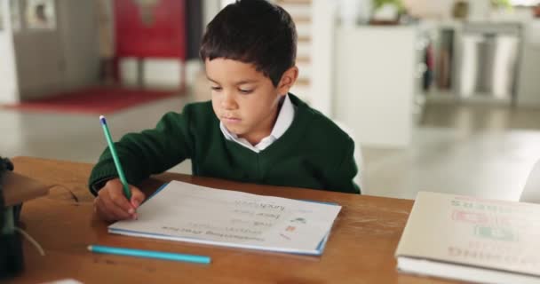 Αγόρι Γράψιμο Και Την Εκπαίδευση Σκέψη Σπίτι Μολύβι Για Πρόβλημα — Αρχείο Βίντεο