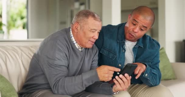 Telefon Sofa Senior Far Med Mand Søge Sociale Medier Web – Stock-video