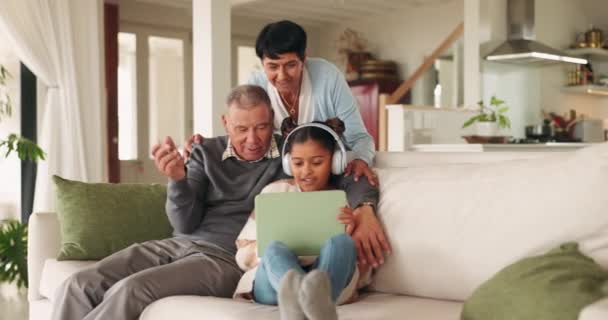Glad Talande Morföräldrar Och Barn Med Tablett För Spel Tecknad — Stockvideo