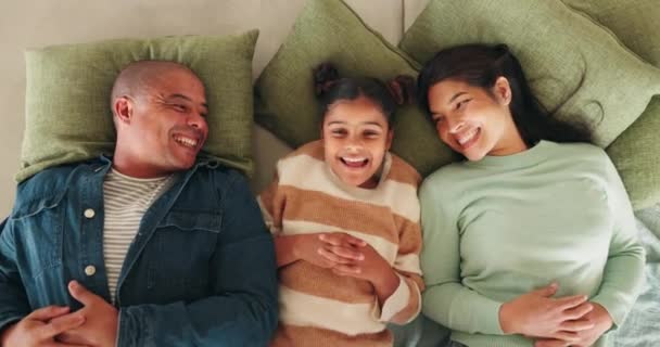 Anne Baba Kızın Üst Görünümü Bağ Kurmak Kaliteli Zaman Geçirmek — Stok video