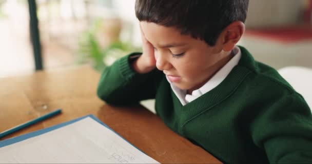 Βαρετό Εκπαίδευση Και Παιδί Αγόρι Κάνει Την Εργασία Την Ανάθεση — Αρχείο Βίντεο