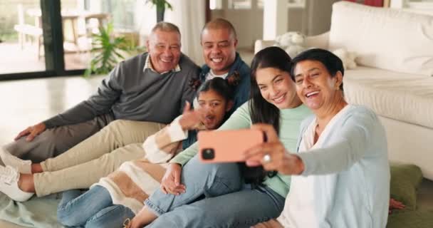 吹吻和有趣的自私自利在家里客厅 粘合和放松在一起 父母和祖父母在家里的社交媒体上有形象的照片 笑脸和快乐的回忆 — 图库视频影像