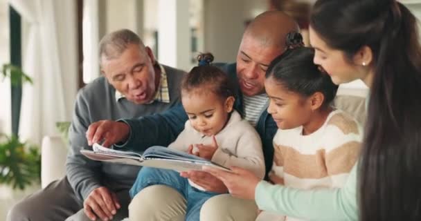 大家族和孩子们在家里接受教育 学习和知识 讲故事 祖父母和有孩子的父母 以促进学习 家庭教育和发展 交流和联系 — 图库视频影像