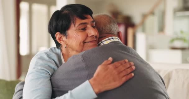 Σπίτι Αγκαλιά Και Ηλικιωμένο Ζευγάρι Αγάπη Χαμόγελο Και Συνταξιοδότηση Ποιοτικό — Αρχείο Βίντεο
