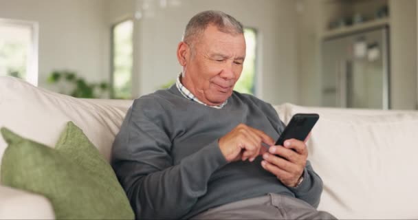 打电话 和老人一起在沙发上搜寻社交媒体 交流或快乐 快乐和科技 让老年人在家中客厅里为网站 退休和移动应用做准备 — 图库视频影像