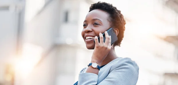 Zakelijk Telefoongesprek Zwarte Vrouw Stad Met Glimlach Gesprek Mobiele Netwerken — Stockfoto