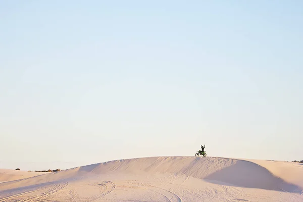Голубое Небо Мотоцикл Спортивный Человек Празднуют Путешествия Путешествия Внедорожные Приключения — стоковое фото
