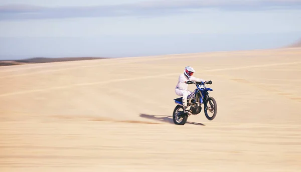 레이스 오토바이와 사막에서 액션과 극단적인 스포츠 공간을 피트니스 오토바이 도전과 — 스톡 사진