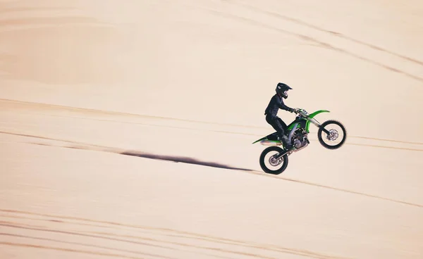 バイク スポーツ バランスは フィットネスやアドレナリン趣味のための砂漠の男と 自由またはエネルギーのためにドバイで車に乗る男性アスリートとオートバイ トレーニング — ストック写真
