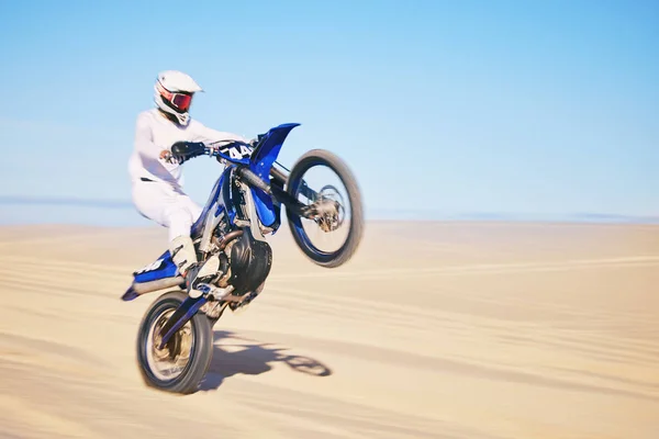 バイク 運動は アドレナリン 自然のトレーニングのための砂漠の男とぼやけます 遠隔地でオートバイに乗る男性スポーツ選手とのエネルギー スピード バランス — ストック写真