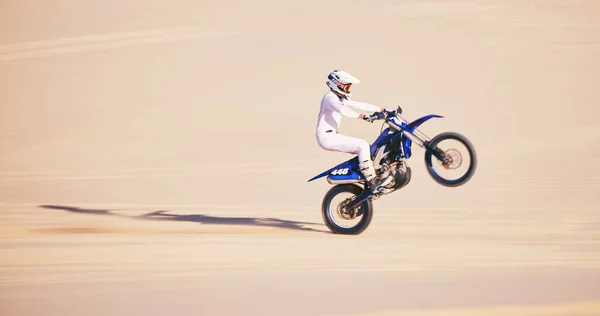 バイク 砂とモックアップ アドレナリン 冒険や自然の中でトレーニングのための砂漠の男 スポーツ バランス オートバイに乗る男性アスリートとスペースでの自由やフィットネス — ストック写真