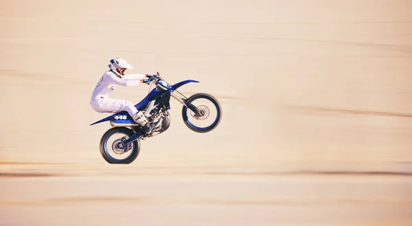 Corsa Acrobazia Moto Persona Nel Deserto Azione Sport Estremi Velocità — Foto Stock