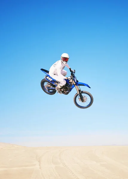Jump Motorrad Und Mensch Der Wüste Blauer Himmel Mit Action — Stockfoto