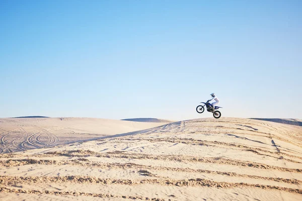 バイクジャンプ スポーツの人旅行 砂丘の冒険 運動やトレーニングのアジャイルとエアトリック オートバイのチャレンジ スカイまたは極端なアスリートのリスク フリースタイルの競争やスキルトレーニング — ストック写真
