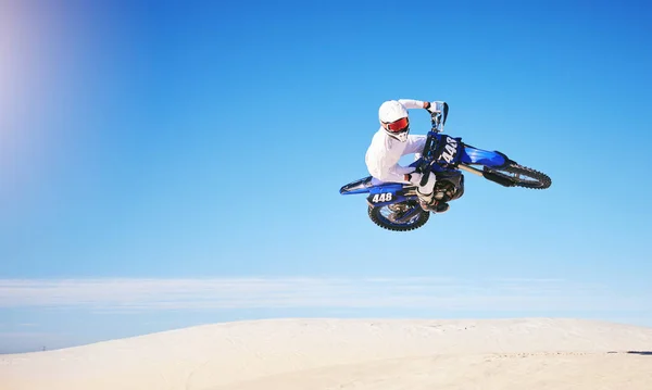 Corrida Salto Moto Pessoa Deserto Ação Esporte Extremo Com Velocidade — Fotografia de Stock