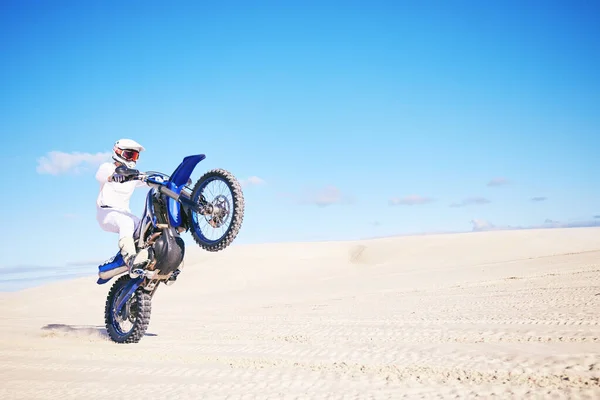 Bicikli Mockup Egyensúly Egy Férfival Sivatagban Fitnesz Vagy Adrenalin Hobbi — Stock Fotó