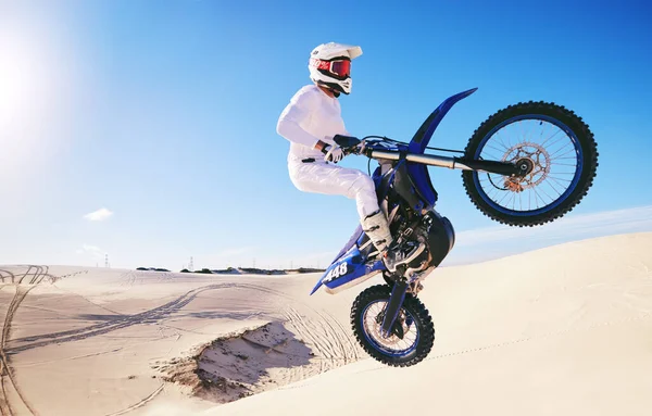 アドレナリン 砂漠の自由のための砂の上のオートバイのジャンプ スポーツと男 トレーニング レース 挑戦のための砂丘の上のアクション 極端なバイクと男性 — ストック写真
