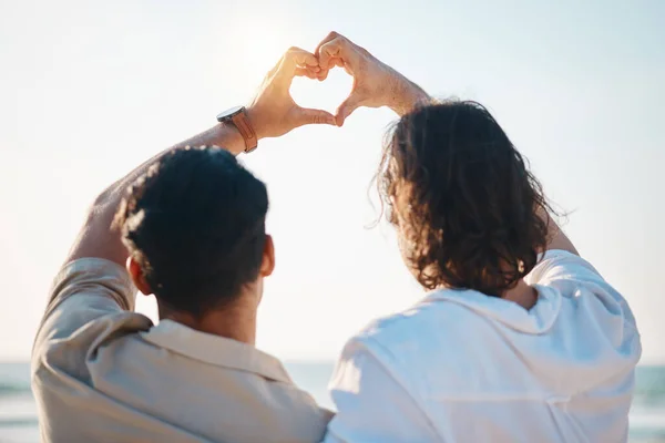 Liebe Herzliche Hände Und Schwule Männer Strand Umarmung Von Hinten — Stockfoto