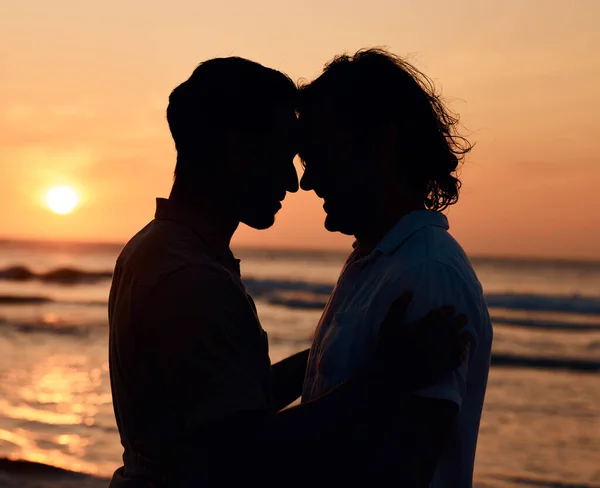 Σιλουέτα Ηλιοβασίλεμα Και Gay Άνδρες Στην Παραλία Την Αγάπη Και — Φωτογραφία Αρχείου
