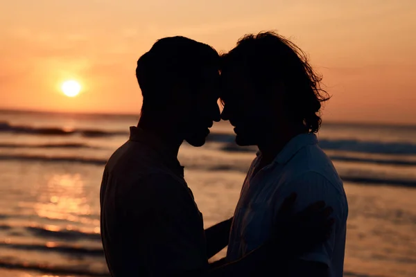 Σιλουέτα Φιλί Και Gay Ζευγάρι Στην Παραλία Ηλιοβασίλεμα Και Την — Φωτογραφία Αρχείου