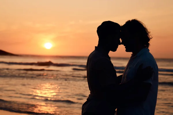 Σιλουέτα Ηλιοβασίλεμα Και Gay Άνδρες Στον Ωκεανό Αγάπη Και Mockup — Φωτογραφία Αρχείου
