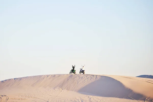 Motosiklet Yarış Kutlaması Çölde Kum Üzerinde Çöl Gökyüzü Arka Planı — Stok fotoğraf