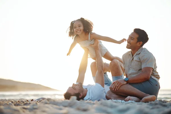 Lgbt 日没時にビーチで遊ぶ 飛行機のゲームや島の休日 幸せと太陽 熱帯海洋休暇でゲイカップル 砂で楽しいピクニックで娘を持つ両親 — ストック写真
