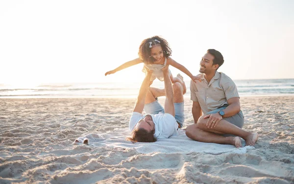 在夏威夷 Lgbt一家住在海滩上 男人们带着孩子 带着毛毯和飞碟一起在岛上度假 晒太阳 在热带海洋度假时快乐的一对 在沙滩上和女孩在一起的父母 — 图库照片