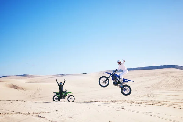Bike Győztes Motiváció Emberek Sivatagban Fitness Vagy Adrenalin Edzés Közben — Stock Fotó