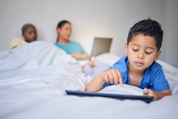Enfants Tablette Éducation Avec Une Famille Lit Matin Pour Détendre — Photo