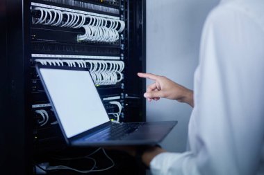 Laptop, işaret eden el ve sunucu odası çalışanı, teknisyen ya da programcı problem çözen bulut bilgisayar ağı. Siber güvenlik, model ekran ve yakın plan işçi sorun çözme kablo sistemi bağlantısı.
