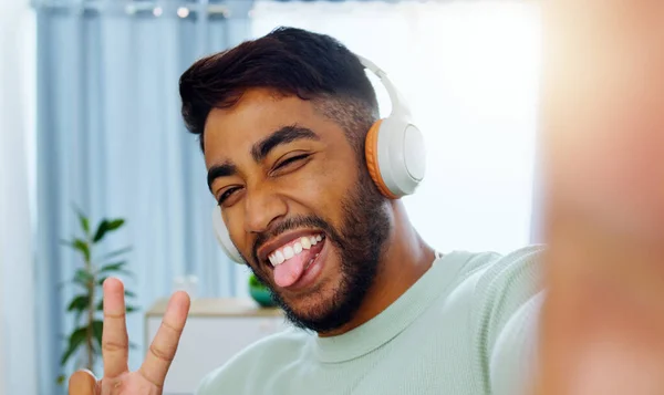Selfie Man Glimlachende Tong Uit Emoji Hoofdtelefoon Voor Muziek Afspeellijst — Stockfoto