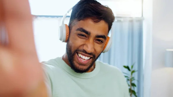 Selfie Muž Usmívá Sluchátky Pro Hudební Playlist Streaming Veselá Nálada — Stock fotografie